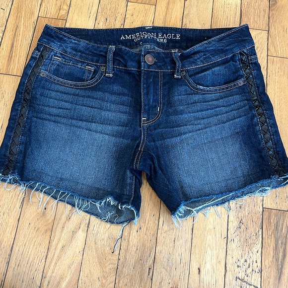 AMERICAN EAGLE leather braided hip, distressed hem stretch shorts. Size 8. EUC. - Picture 2 of 11